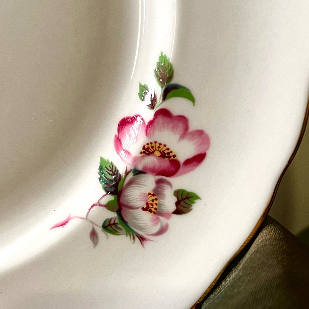 Vintage Royal Tuscan Fine China, Hand Painted Plate, Gold Rim, 8.25” - Picture 4 of 6